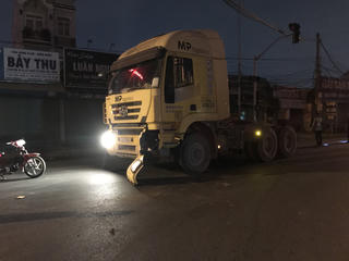 Phóng kinh hoàng, xe máy va với xe đầu kéo, người lái tử vong