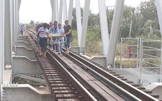 Ngồi trên đường ray, nam thanh niên bị tàu hỏa đâm tử vong