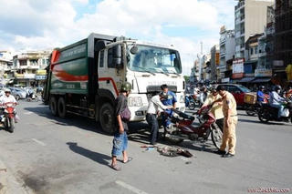 TP Hồ Chí Minh: Xe chở rác kéo lê xe máy, 3 người bị thương