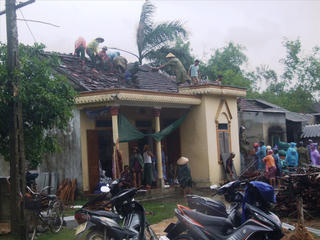 Hà Tĩnh: Lốc xoáy làm 2 người bị thương, nhiều ngôi nhà ‘bay’ mái