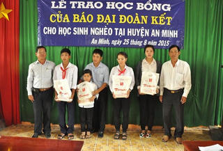 Báo Đại Đoàn Kết tặng học bổng cho học sinh nghèo huyện An Minh và Vĩnh Thuận (Kiên Giang)