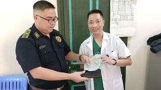 Nhặt được ví tiền có 47 triệu đồng, bảo vệ bệnh viện trả lại người đánh rơi