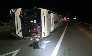 Quảng Ngãi: Xe khách lật giữa đường khiến 5 người bị thương