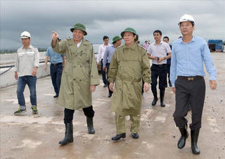 Phó Thủ tướng Vương Đình Huệ thị sát dự án BOT cầu Bạch Đằng