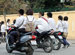 Giáo dục học sinh về ATGT: Biện pháp mạnh có cải thiện ý thức?
