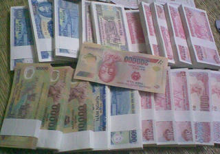 Đổi tiền lẻ dịp Tết: Càng cấm, phí càng cao