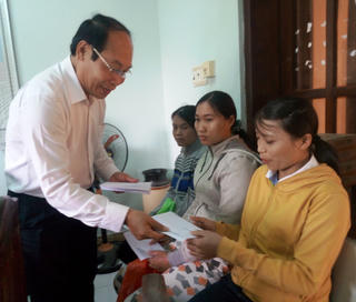 Mặt trận Quảng Nam trao tiền hỗ trợ cho bà con chịu thiệt hại mưa lũ