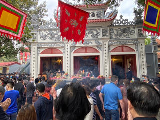 [ẢNH] Mùng 1 Tết, người dân nườm nượp đi lễ Phủ Tây Hồ