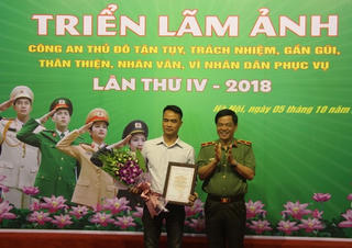 Triển lãm ảnh 'Công an Thủ đô tận tụy, trách nhiệm, gần gũi, thân thiện, nhân văn, vì nhân dân phục vụ'