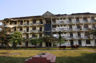 Ngôi trường tiền tỷ 8 năm ‘đắp chiếu’