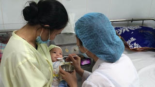 Cho trẻ đi tiêm vắcxin để phòng bệnh ho gà