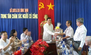 Phó Chủ tịch - Tổng Thư ký UBTƯMTTQ VN Vũ Trọng Kim thăm các gia đình chính sách tại Bình Định và Phú Yên