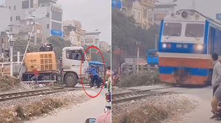 Tài xế mắc kẹt trên đường tàu hoả được người dân giải cứu