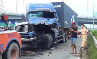 Xe đầu kéo toác đầu sau cú tông xe tải, quốc lộ 1 kẹt cứng