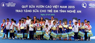 Quỹ sữa "Vươn cao Việt Nam" đến với con em các gia đình chính sách có công với cách mạng tỉnh Nghệ An
