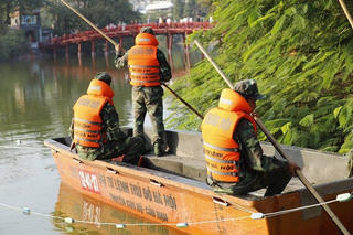 Cận cảnh việc rà phá bom mìn trước khi nạo vét Hồ Gươm