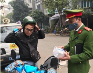 Công an quận Hoàn Kiếm xử phạt 70 trường hợp không đeo khẩu trang nơi công cộng