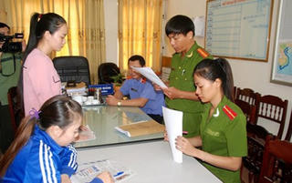 Khởi tố 2 bảo mẫu hành hạ trẻ em