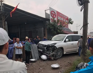 Hà Nội:  Va chạm với Lexus 570 biển ngũ quý, người phụ nữ đi xe máy tử vong