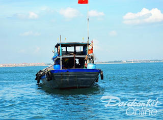 Lai dắt một tàu câu mực gặp nạn trên biển vào bờ