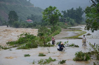 Nghiêm cấm người dân vớt củi trên sông, suối trong mùa mưa lũ
