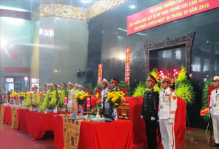 Hàng ngàn người đưa tiễn các phi công hy sinh