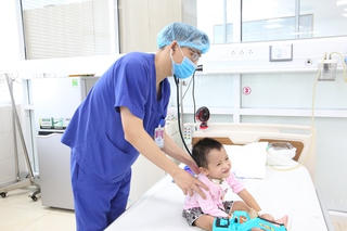 Cứu bé 3 tuổi nguy kịch do biến chứng bệnh tay chân miệng