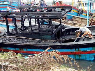 Tàu cá đang neo đậu bất ngờ bốc cháy