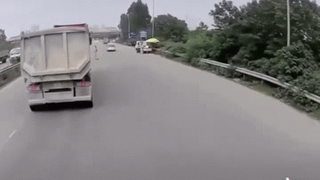 Khoảnh khắc CSGT nhanh chân chạy thoát thân khỏi xe Container lao tới