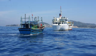 Hỗ trợ 161 triệu đồng cho chủ tàu cá cứu 32 ngư dân gặp nạn