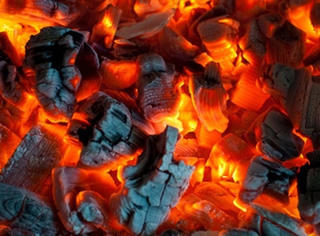 Một cháu bé sơ sinh tử vong do sưởi ấm bằng than củi