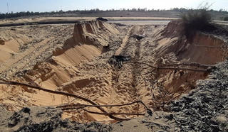 Khai thác cát trái phép dọc tuyến đường 129