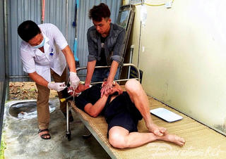 Ăn lá ngón tự tử vì vợ bỏ đi