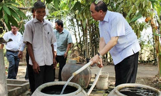 Chủ tịch Nguyễn Thiện Nhân khảo sát tình hình xâm ngập mặn tại Trà Vinh