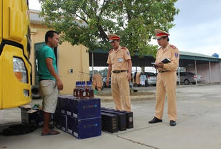 CSGT bắt xe chở 50 thùng rượu Chivas không có hóa đơn