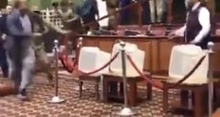 Nghị sĩ Afghanistan cầm dao dọa đâm đối thủ trong phiên họp quốc hội