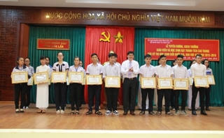Đắk Lắk: Tuyên dương giáo viên, học sinh đạt thành tích cao năm học 2015-2016