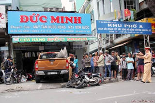 Ôtô lao vào nhà dân sau khi đâm gần chục xe