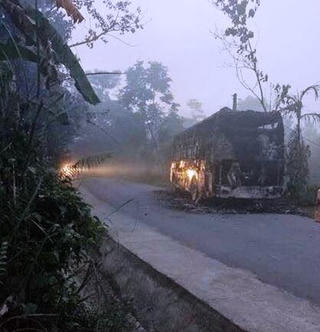 Xe khách cháy rụi trên quốc lộ 40B