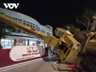 Xe cẩu bình ô xy y tế lật ngang, đè lên khu cách ly bệnh nhân Covid-19