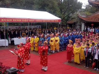 Tưng bừng khai bút đầu xuân tại đền Chu Văn An