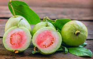 Chuyên gia khuyến cáo hạn chế ăn ổi một số trường hợp