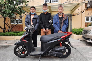 Ba gã 'choai' 10X vung kiếm cướp xe máy lúc rạng sáng
