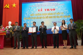 Trao GCN đăng ký dự án gang thép Hòa Phát Dung Quất