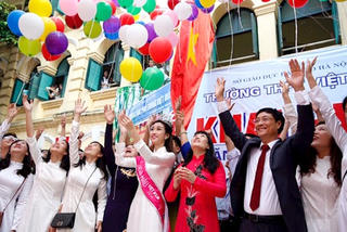 Hoa hậu Đỗ Mỹ Linh mặc áo dài trắng dự lễ khai giảng trường Việt Đức