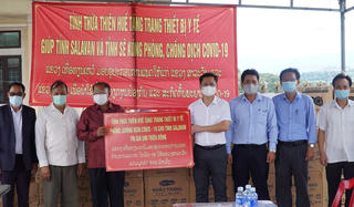 Thừa Thiên – Huế trao tặng thiết bị y tế giúp 2 tỉnh của Lào phòng, chống dịch Covid-19