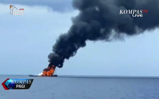 Tàu tên lửa Indonesia bị chìm sau khi bốc cháy dữ dội trên biển