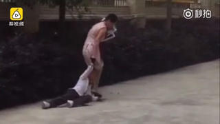 Cô giáo bị đình chỉ vì nắm tóc kéo lê học sinh