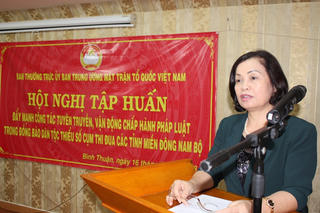 Phát huy vai trò của người có uy tín trong vận động đồng bào chấp hành pháp luật