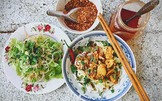 Quảng Ngãi xử phạt 32 cơ sở phục vụ đồ ăn, thức uống